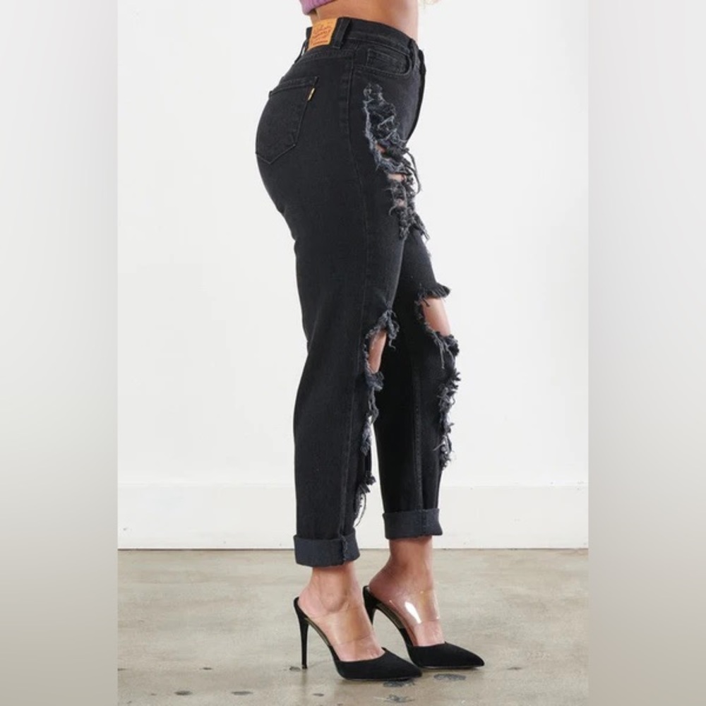 High Rise
Relaxed Fit
Distressing Throughout
Zipper + Button-Front Closure - Picture 5 of 12